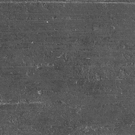 Draufsicht auf blankes Aluminium vor der Lasergravur unter einem Elektronenmikroskop. Die Oberfläche ist verhältnismäßig glatt.