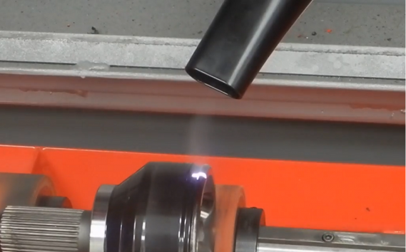 A fume extraction nozzle positionned to extract contaminants at the source