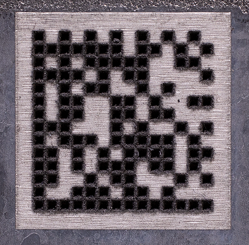 Ein mit Laser gravierter Datenmatrix-Code mit schwarzen und weißen Zellen.