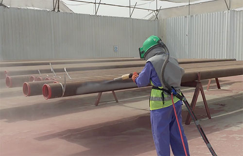 Sandblasting steel pipes