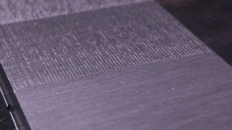Texturation au laser sur une surface métallique