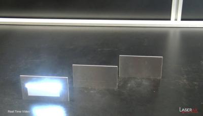 Graveur laser à fibre sur des étiquettes  en aluminium