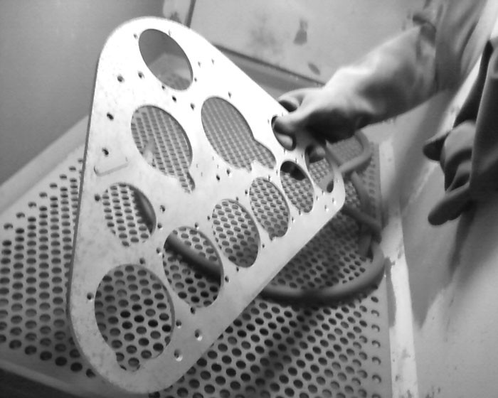 Shotblasting a metal parts with closed cabinet