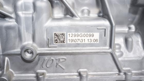 Gravure laser sur un bloc moteur