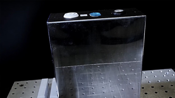 Battery laser cleaning of a prismatic cell