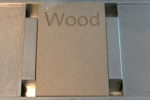  Vidéo de marquage laser sur une planche de bois
